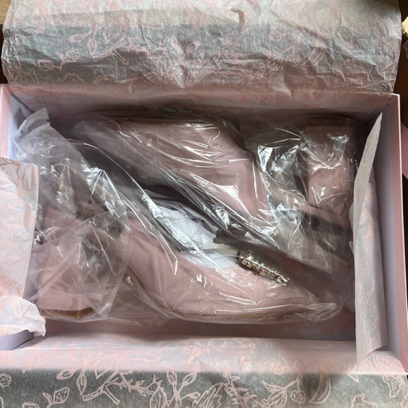 Silvia Lago sling back heel in pink suede with removable crystal buckle. - Picture 8 of 11